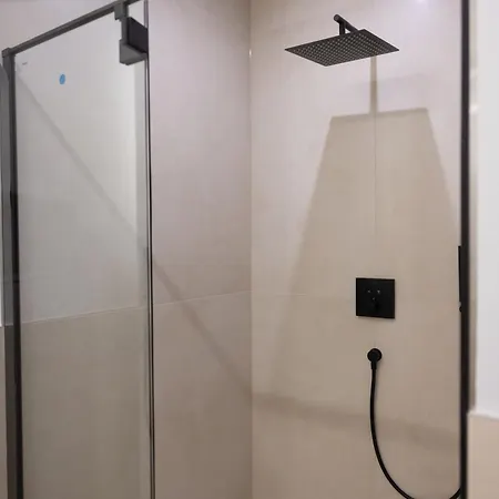 شقة Penthouse Mit Grosser Terrasse Parkplatz Und Wlan In Exklusiver Lage Am Hellweg بيليفيلد